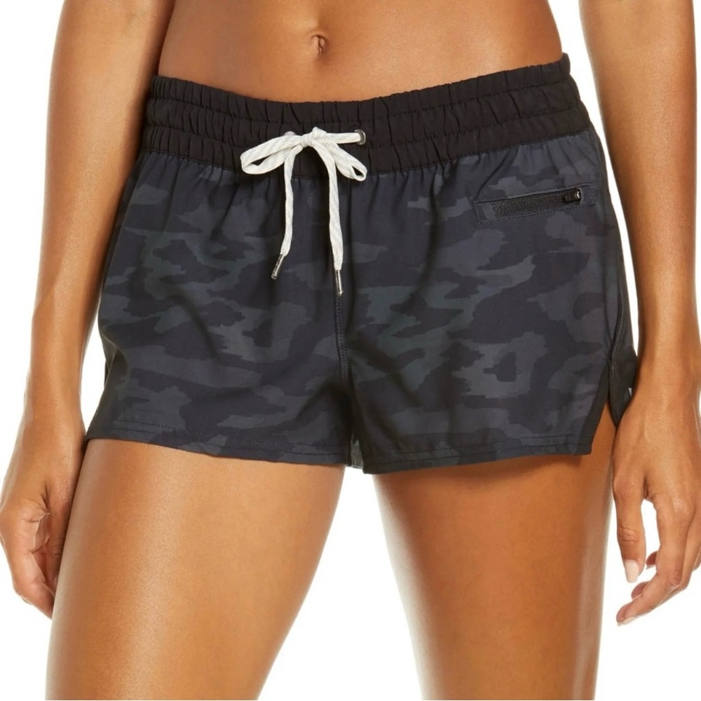 Vuori Clementine 2.5” Watercolor Camo Lined Running Quick Dry Shorts - Sz M